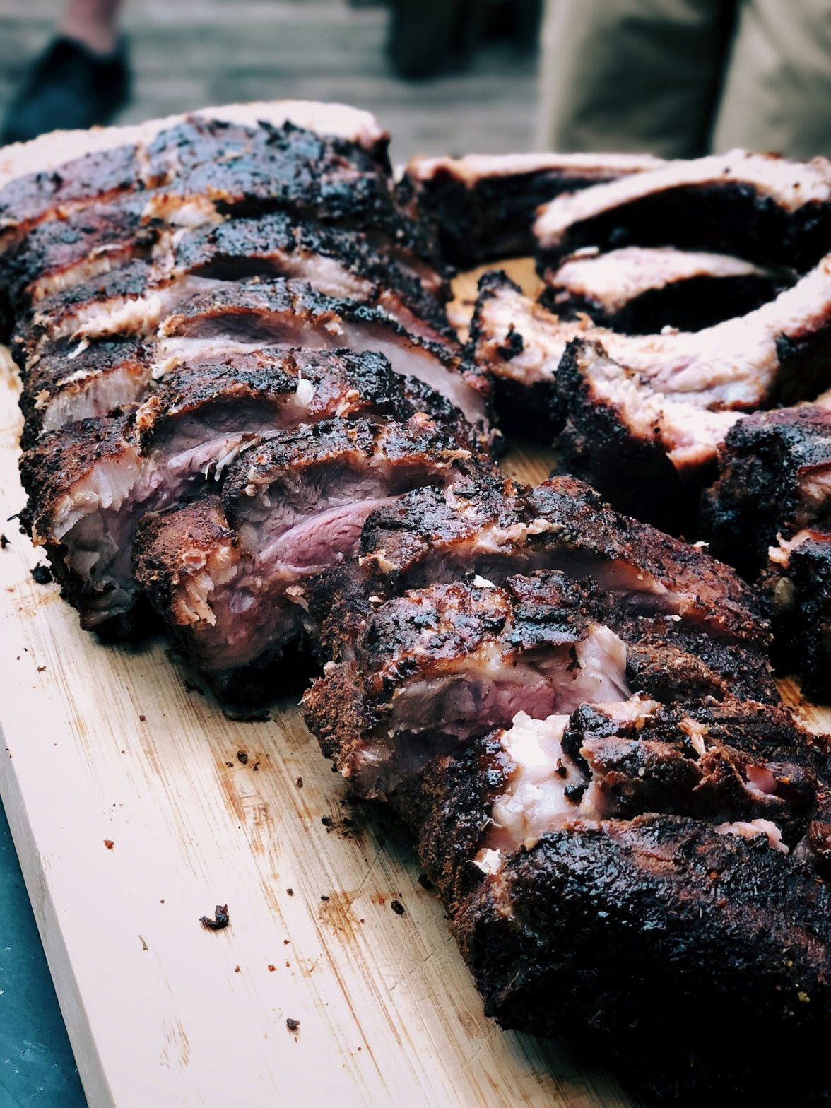 Donker gegrilde spareribs met char en glazuur, van dichtbij
